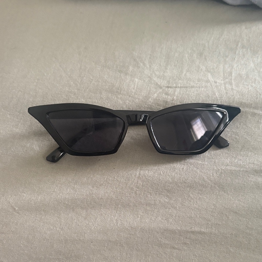 Chic Black Cat-Eye Sunglasses